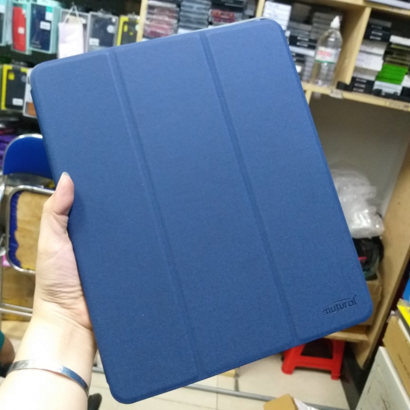 Bao Da iPad Pro 12.9 2021 Leather Case Hiệu Mutural Chính Hãng làm bằng chất liệu vải và tpu cao cấp, thiết kế dạng chống sốc, có khay đựng bút, chức năng đóng tắt màn hình, rất đa năng và tiện dụng